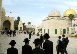 Settlers_at_Al-Aqsa_Mosque_
