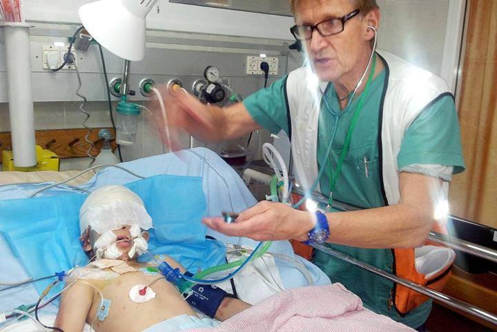 Dr-Mads-Gilbert-treating-a-wounded-child-in-Shifa-Hospital