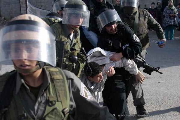 israeli-soldiers-arresting-palestinian-boy-prisoner-detainee