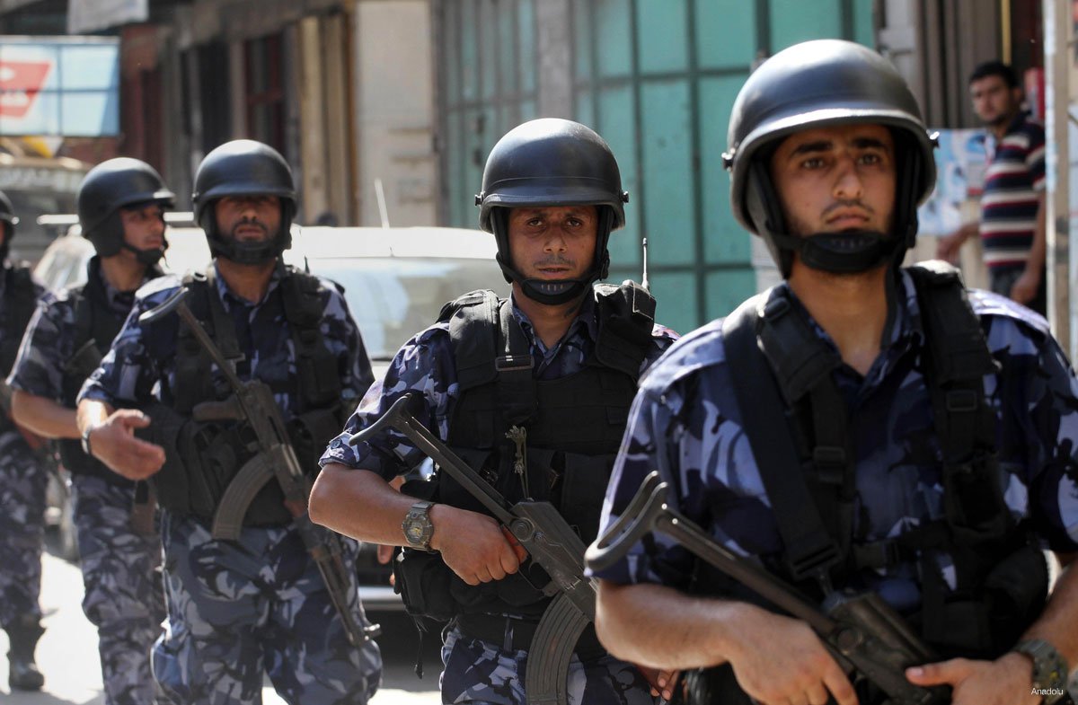 20150917_Palestinian-police-officers-marching-in-gaza-(3)