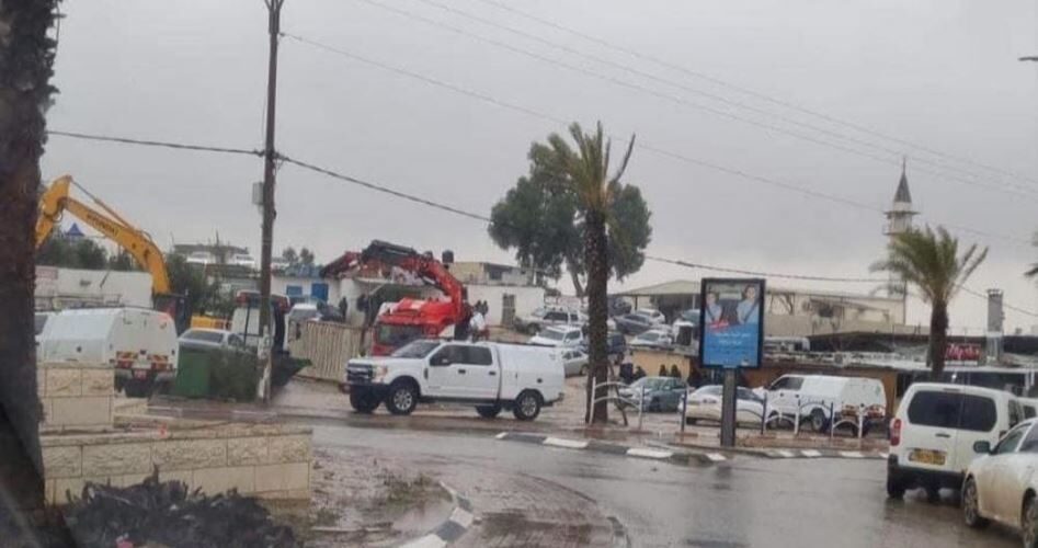 Autorità israeliane demoliscono negozio  nel Negev
