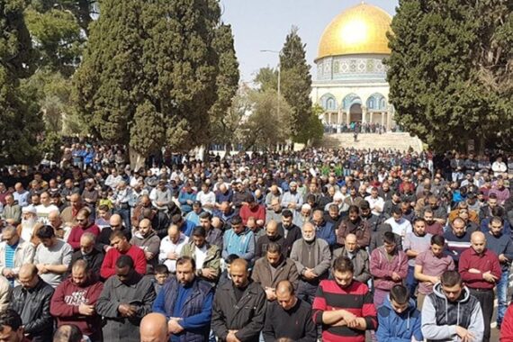 25 mila musulmani recitano preghiera del venerdì ad al-Aqsa
