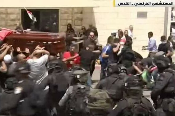Shireen uccisa un’altra volta: Israele attacca il corteo funebre della giornalista di Al Jazeera