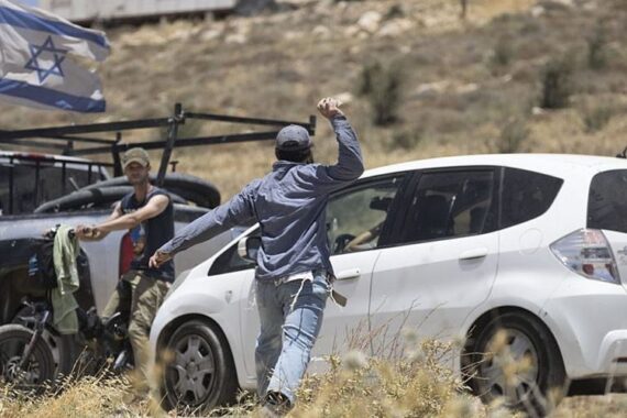 Coloni attaccano veicoli palestinesi ad est di Nablus