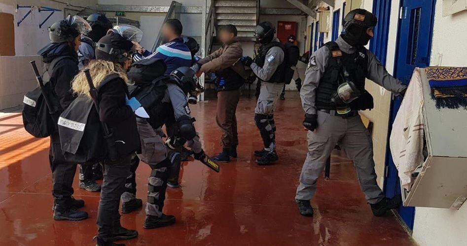 I carcerieri israeliani assaltano la sezione minorile del carcere di Damon