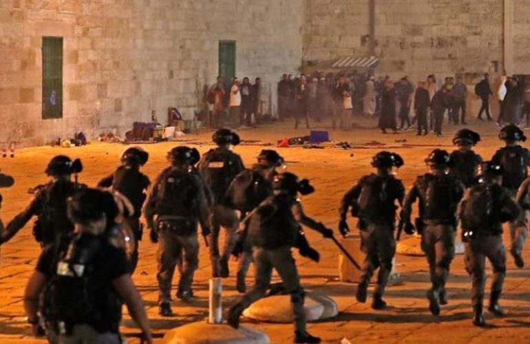 La polizia israeliana attacca i fedeli palestinesi a al-Aqsa