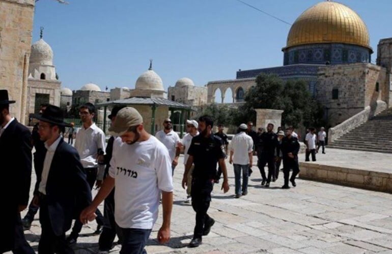 Centinaia di coloni invadono al-Aqsa sotto scorta della polizia israeliana