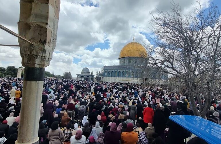 130 mila fedeli recitano preghiera del venerdì ad al-Aqsa