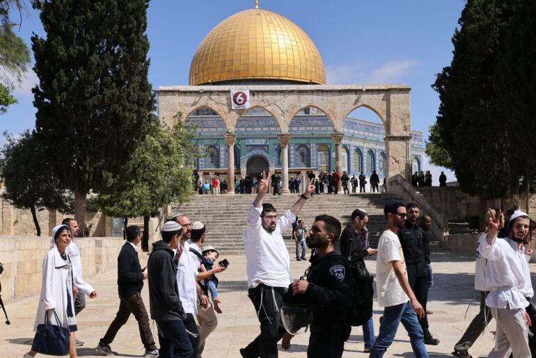 Decine di coloni hanno invaso al-Aqsa, nel primo giorno della Pasqua ebraica
