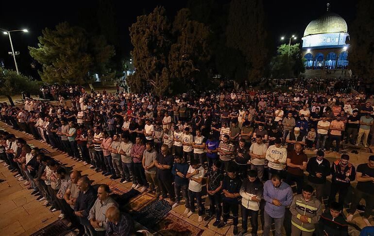 Le IOF arrestano due giovani nella moschea di al-Aqsa. 280.000 palestinesi partecipano alla Notte del Destino