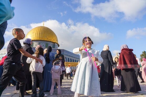 120.000 palestinesi partecipano alle preghiere dell’Eid al-Fitr a al-Aqsa