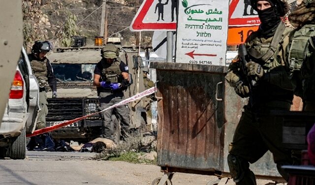 Giovane palestinese ucciso da un colono durante un presunto attacco con il coltello a Hebron