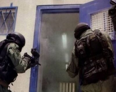 Unità repressive israeliane attaccano i prigionieri palestinesi nella prigione del Negev