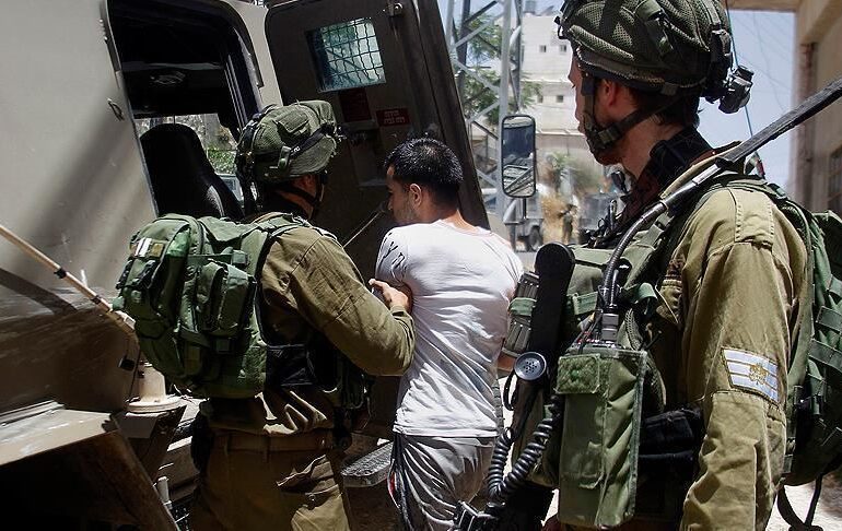 Campagna israeliana di arresti prende di mira 35 palestinesi in Cisgiordania