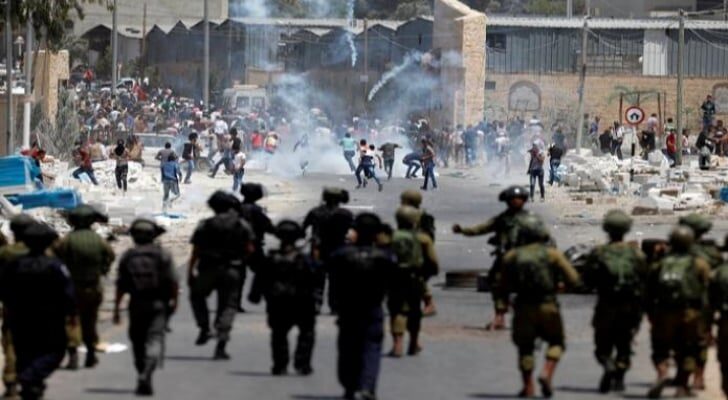 Diversi palestinesi feriti e asfissiati dalle IOF a Nablus e Qalqiliya