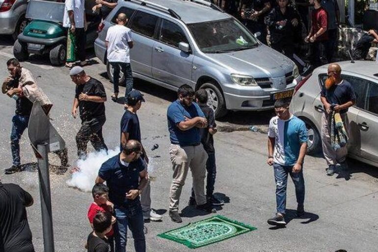 La polizia di occupazione attacca dei fedeli palestinesi a al-Bustan, nella Gerusalemme occupata