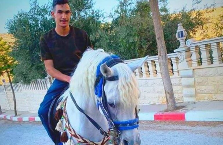 Un giovane palestinese ucciso e altri 2 feriti in attacco di coloni a est di Ramallah