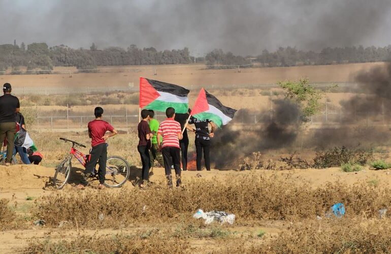 Decine di palestinesi feriti e asfissiati durante manifestazioni nella Striscia di Gaza e in Cisgiordania
