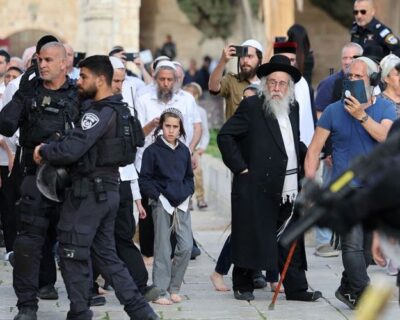 Polizia israeliana aggredisce fedeli musulmani mentre coloni invadono la moschea di al-Aqsa