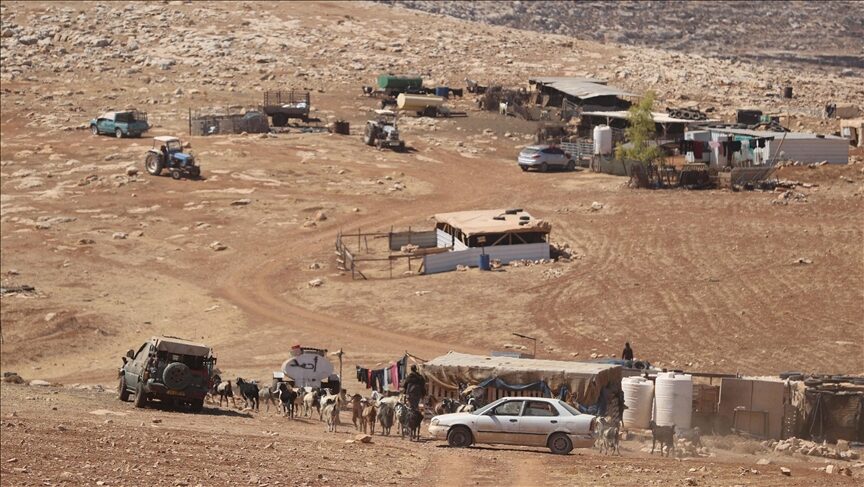 Coloni attaccano una delegazione diplomatica europea in visita a una comunità beduina minacciata di sfollamento