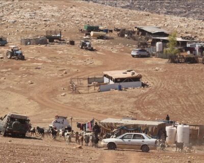 Coloni attaccano una delegazione diplomatica europea in visita a una comunità beduina minacciata di sfollamento