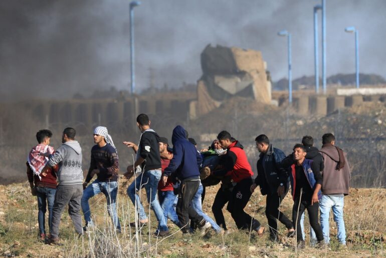 11 giovani feriti durante la repressione delle manifestazioni a est di Gaza