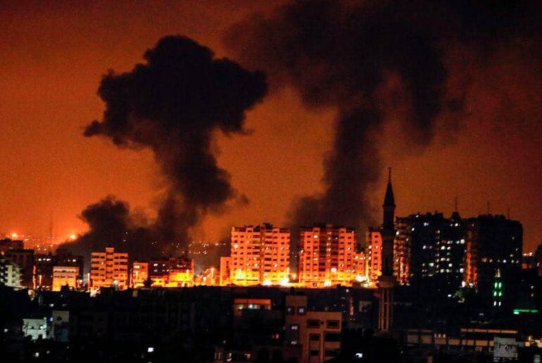 Genocidio israeliano-statunitense a Gaza: proseguono senza sosta i bombardamenti. Altre famiglie sterminate. Bilancio attuale 8.300 morti e 21.048 feriti