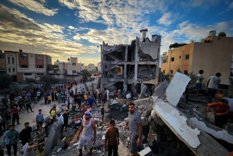 Genocidio israeliano a Gaza: 75 palestinesi uccisi nel sud della Striscia. Bilancio: 2.883 morti e oltre 11.000 feriti