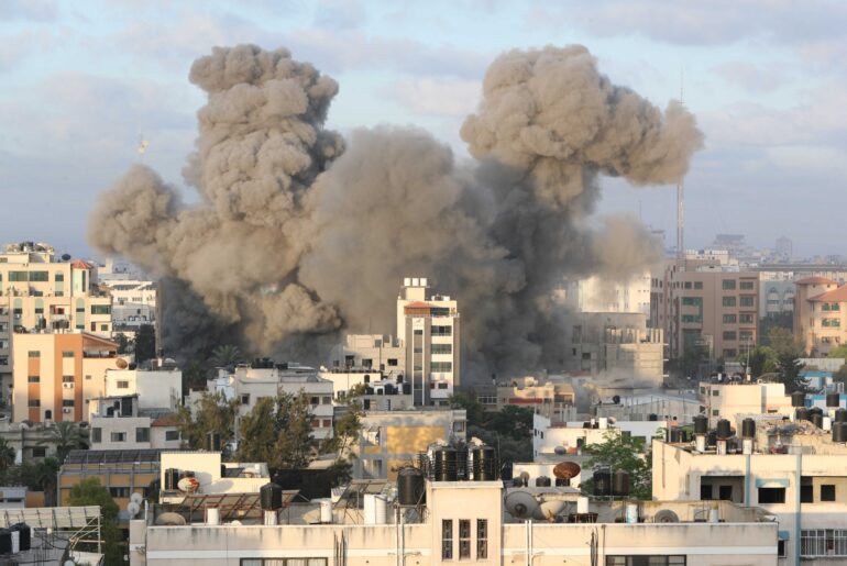 Continuano i bombardamenti israeliani sulla Striscia di Gaza: 3 palestinesi uccisi. Il bilancio è di 687 morti