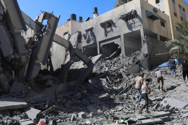 Genocidio israeliano a Gaza: 195 morti in poche ore. Bilancio attuale: 4.385 morti, (1.756 bambini e 976 donne), 13.561 feriti