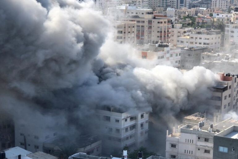 Genocidio israeliano a Gaza: 27 morti e decine di feriti nel bombardamento di due case. Foto e video