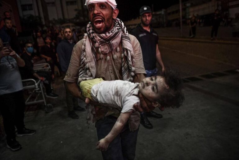 Genocidio israeliano a Gaza: continuano i bombardamenti. Il bilancio sale a 5300 morti. Foto e video
