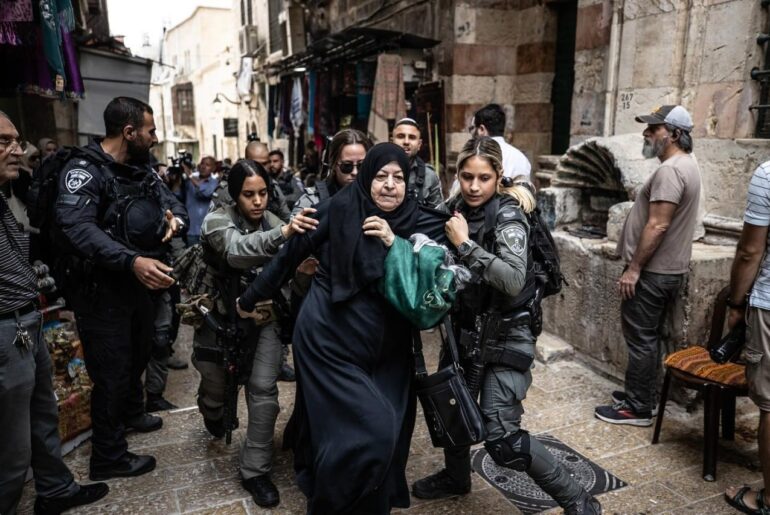 Centinaia di coloni assaltano Al-Aqsa sotto la pesante protezione della polizia d’occupazione