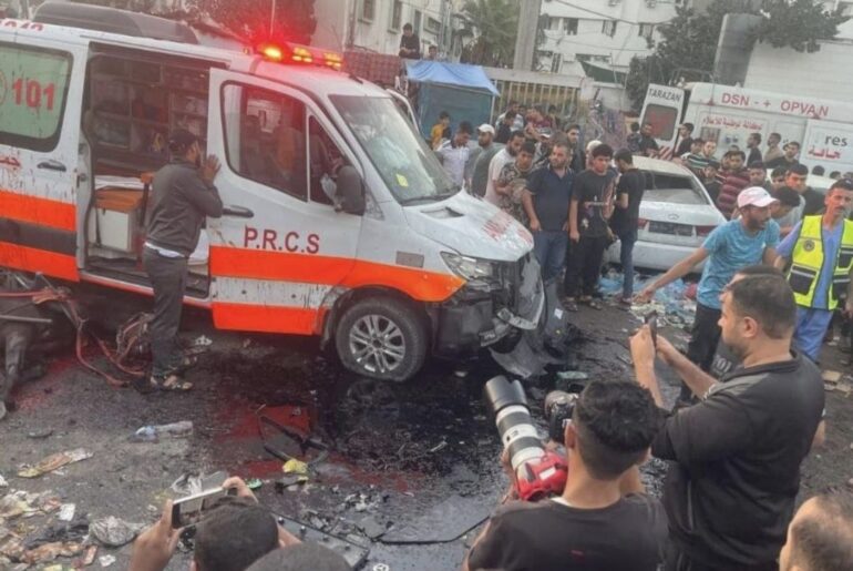 Israele continua a bombardare ambulanze e ospedali di Gaza