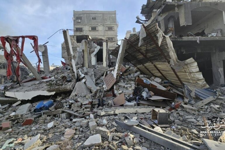 47° giorno di sterminio israelo-occidentale a Gaza: continuano i massacri di bambini e i bombardamenti contro ospedali e giornalisti. Bilancio: 14.128 morti (5.840 bambini), migliaia di dispersi