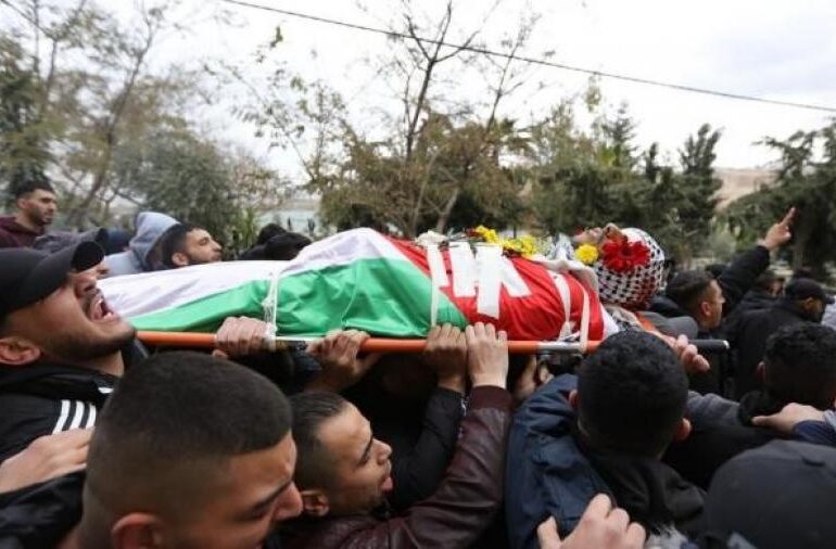 Un giovane palestinese ucciso e altri 3  feriti dalle IOF ad Halhul, in Cisgiordania