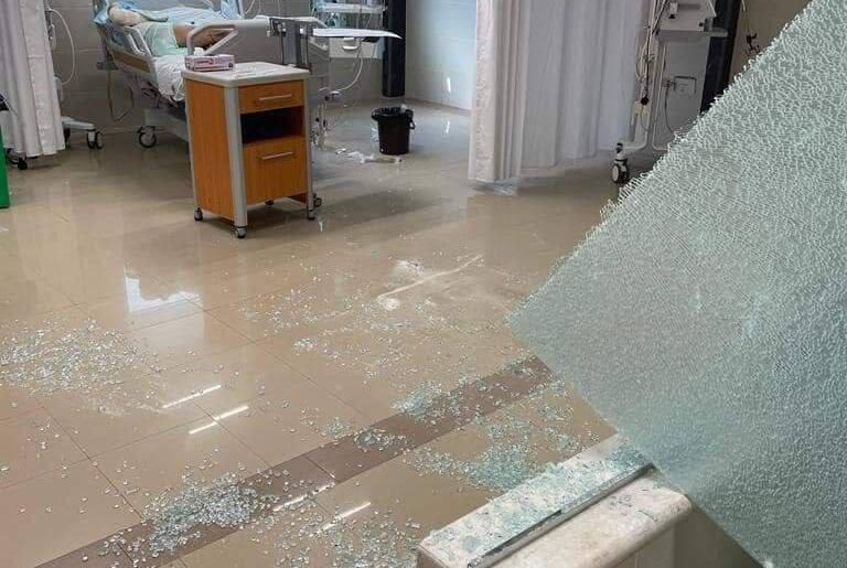 Pesanti bombardamenti israeliani intorno all’ospedale Al-Quds, Mezzaluna rossa: “Il nostro personale e i 14.000 civili sono in grave pericolo”. Medici israeliani chiedono il bombardamento degli ospedali gazawi