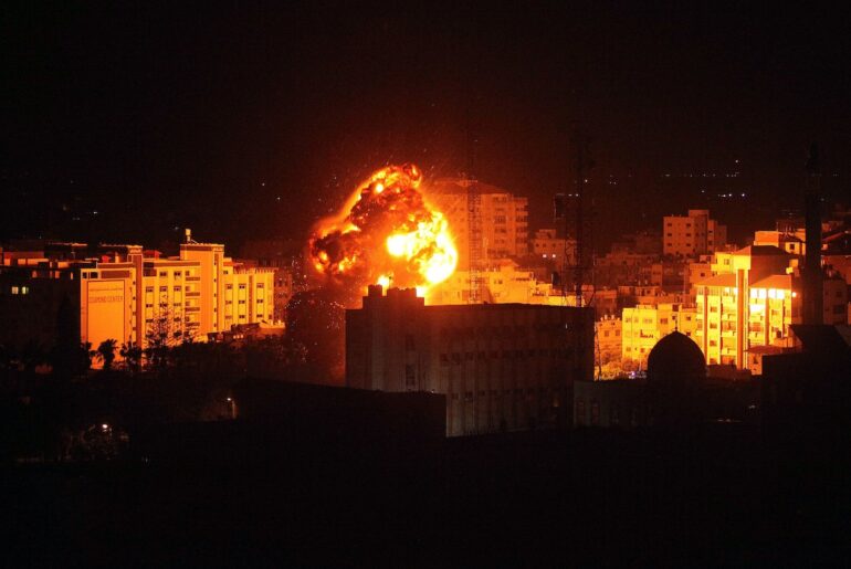 Genocidio israelo-statunitense a Gaza: 67° giorno. Situazione sanitaria catastrofica. Bilancio: 18.205 morti e circa 50.000 feriti