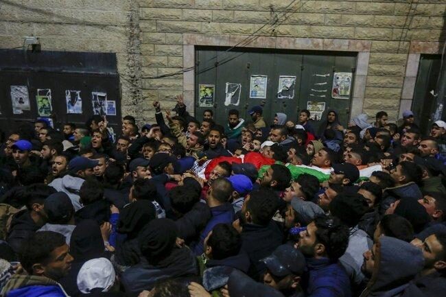 Le IOF uccidono un palestinese a Gerusalemme e ne feriscono altri 4 a Betlemme
