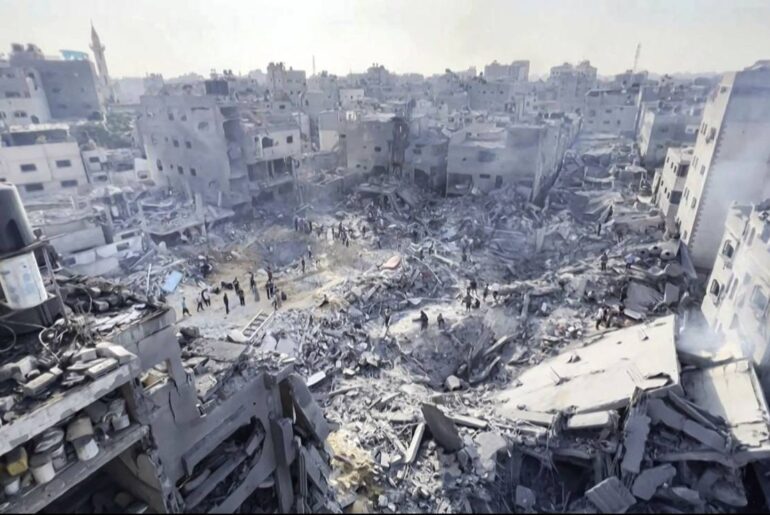 Genocidio israelo-statunitense a Gaza: 101° giorno. 12 massacri di famiglie nelle ultime 24 ore. Bilancio: 24.100 morti accertati e 60.834 feriti