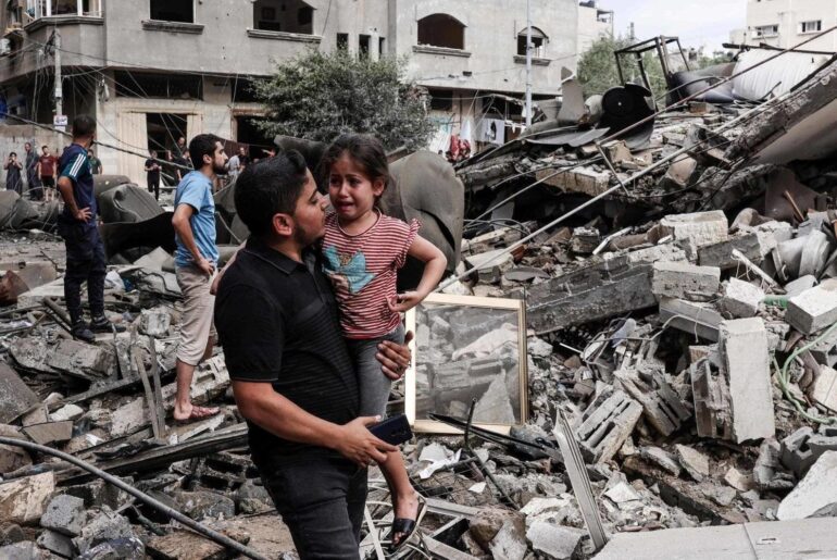 Genocidio israelo-statunitense a Gaza: 116° giorno. Anziché diminuire, i massacri aumentano. Bilancio: 26.637 morti e 65.387 feriti