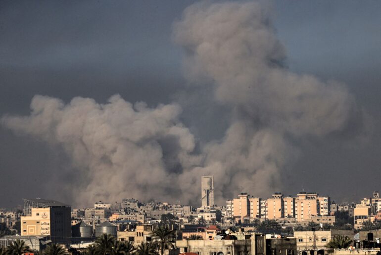 Genocidio israelo-statunitense a Gaza: 108° giorno. Continuano i massacri di civili. Sfollati nel mirino