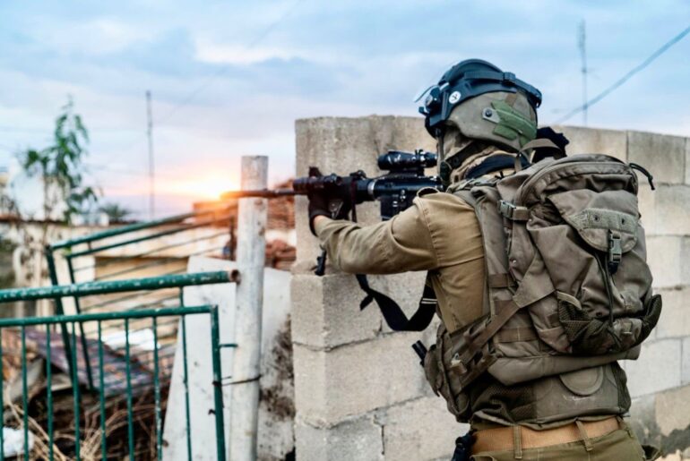 Le IOF uccidono 3 palestinesi e ne feriscono 9 a Hebron e Tulkarem