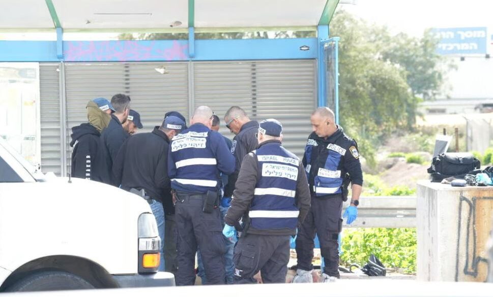 3 coloni uccisi e altri 3 feriti in una sparatoria ad una fermata dell’autobus vicino ad Ashkelon
