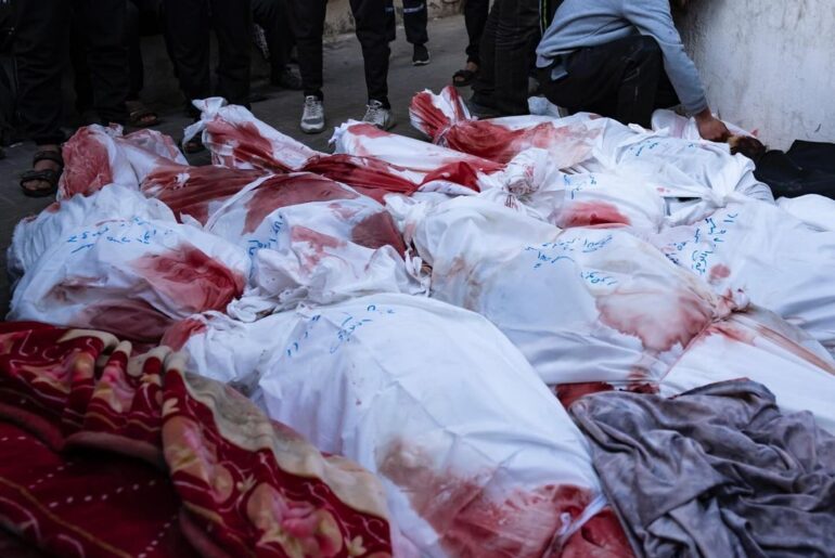 Genocidio israelo-statunitense a Gaza: 130° giorno. 16 massacri nelle ultime 24 ore. Bilancio: 28.473 morti accertati e 68.146 feriti. 128 giornalisti uccisi